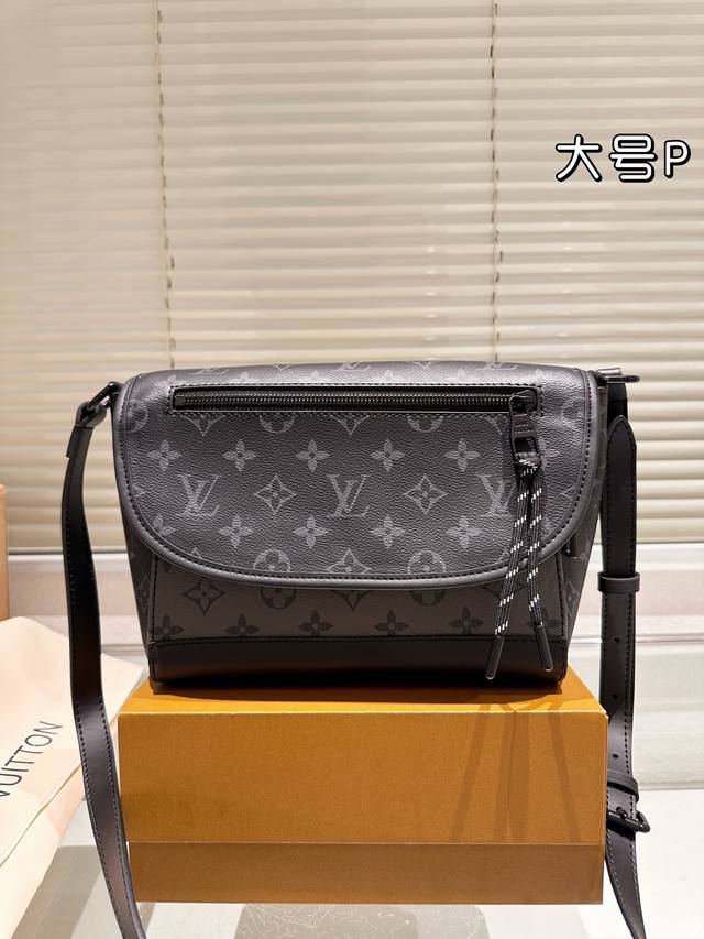 大号 男包分享Lv 单肩包 目路易威登Louisvuitton比起非常火。的双扣邮差包这一款Lv男士单肩包可以说非常低调了國 尺寸: District pm 老
