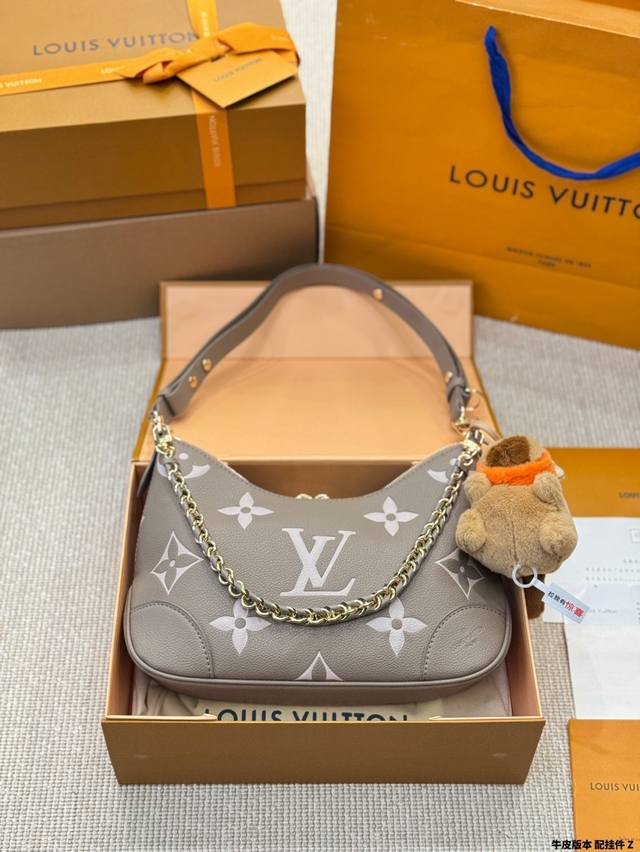 牛皮版本 配挂件 Lv 中古款牛角包 Vintage 经典单肩包 配置肩带链条 单肩斜挎都无敌好看百搭! Size:29*16Cm 牛皮版本 配挂件 Lv 中古款牛角包 Vintage 经典单肩包 配置肩带链条 单肩斜挎都无敌好看百搭! Size:29*16Cm