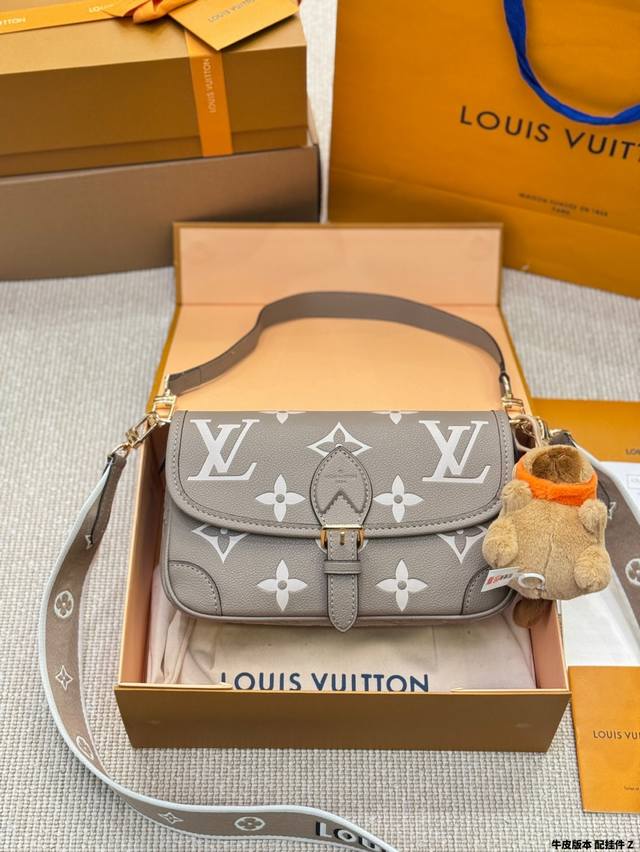 牛皮版本 配挂件 L家 Diane 腋下法棍包 全套礼盒包装 尺寸 25 15Cm