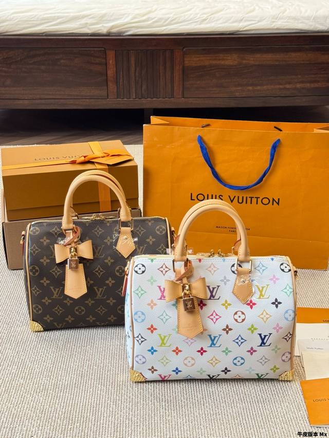 牛皮版本 Lv Speedy 枕头包 这款Retiro 手袋以标志性的Lv老花面料制成，搭配奢华的变色牛皮饰边，经典永恒。优雅低调的外形设计和宽敞的包 全包对花