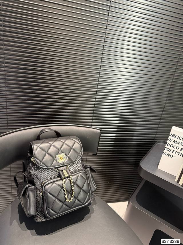 Chanel25S 香奈儿镂空网纱双肩包火爆全场的一款夏季新款 之前看秀就觉得很可爱的网兜包果然没有翻车，小包包超级可爱 尺寸：21 27 货号3239