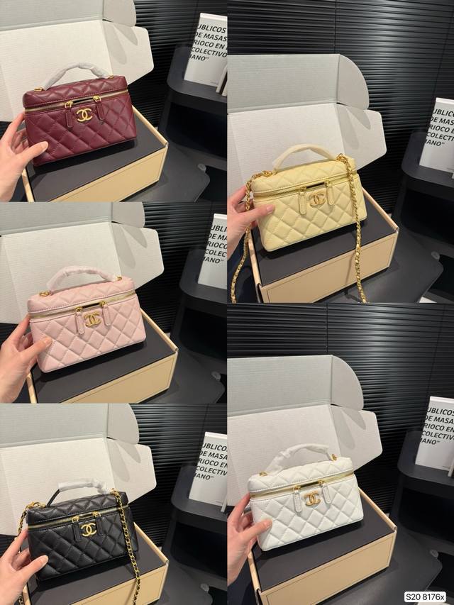 配飞机盒折叠盒子 香奈儿Chanel 化妆包. 质感很高级 容量超级大也很耐用日常出街背 它回头率百分百 就是这种随性慵懒 尺寸：19 12 货号8176