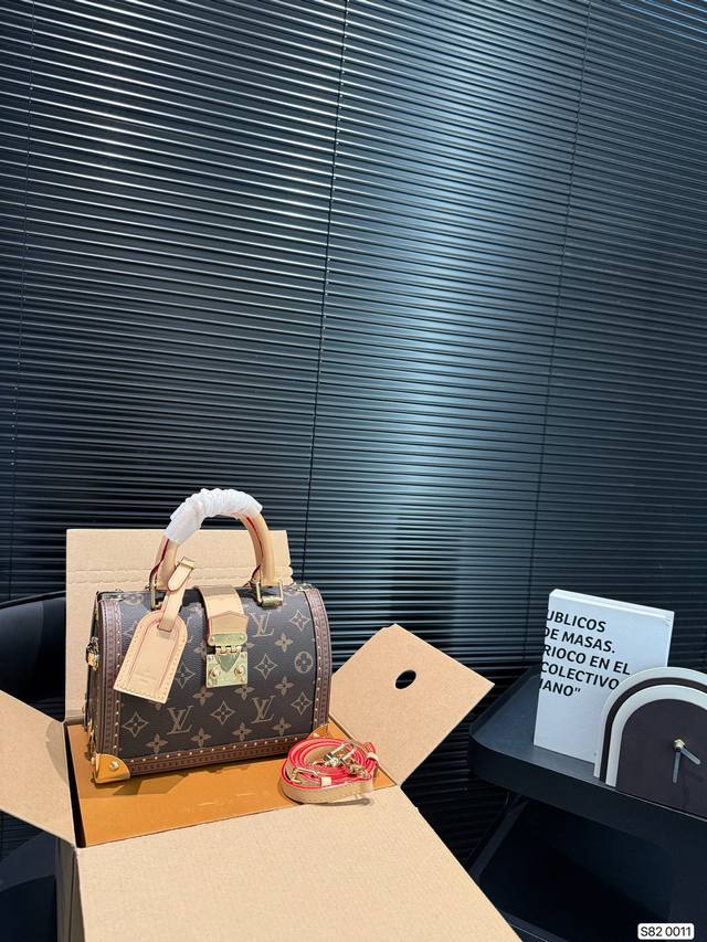 配飞机盒折叠盒子 Lv硬箱子 秀款硬箱 Speedy 25Trunk 灵感来自于1965年路易威登为奥黛丽 赫本特别定制款，年重塑经典手工艺与经典包型联合打造一