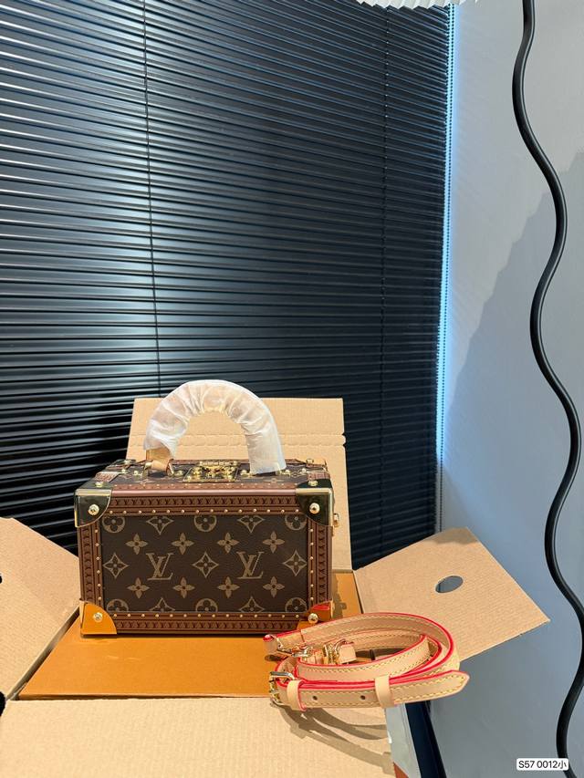 小号 配飞机盒折叠盒子 Lv petite Malle 小硬箱盒子 经典构型，非常精致 虽然不如大包实用性强 但绝对是妥妥的炸街必备神器~ #这都拿不下你 #V