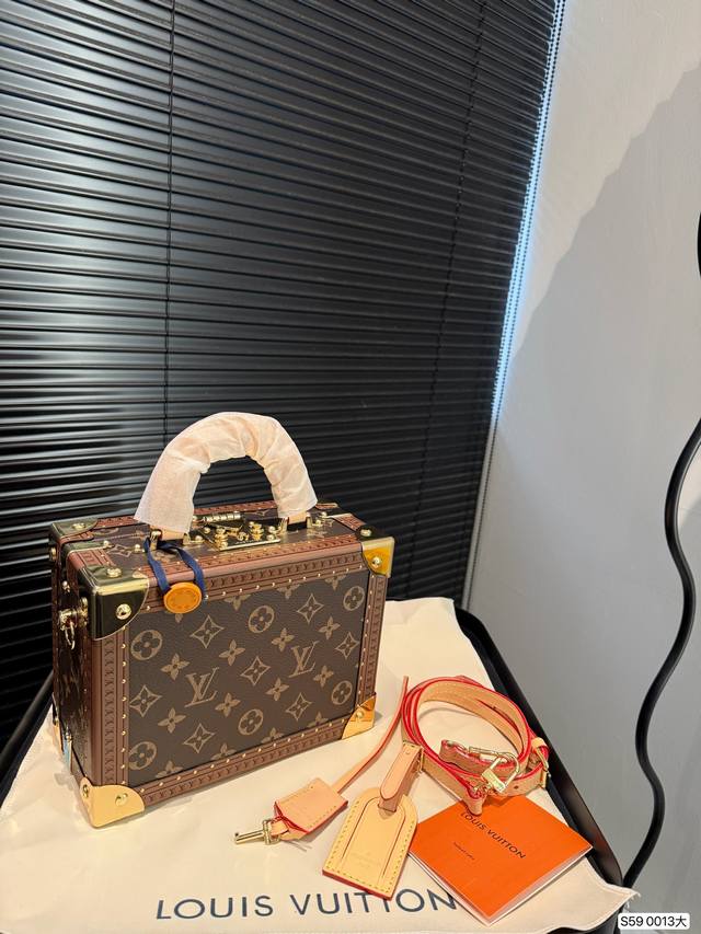 大号 配飞机盒折叠盒子 Lv petite Malle 小硬箱盒子 经典构型，非常精致 虽然不如大包实用性强 但绝对是妥妥的炸街必备神器~ #这都拿不下你 #V