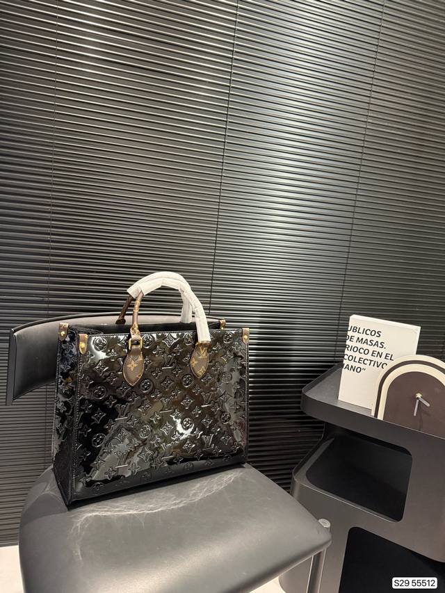 Lv漆皮托特百搭实用 可甜可盐 又酷又飒。逛街通勤，完全是可以驾驭的吖。 巨大袋身干净的外部线条 尺寸：34 27 货号55512