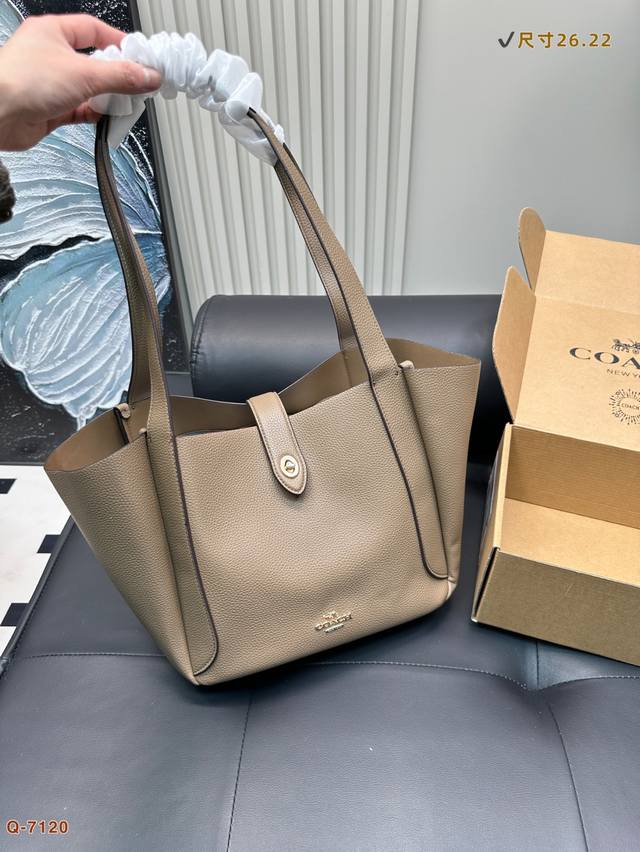 配礼盒 蔻驰Coach 新款Hadley 托特，牛皮版本，质感爆棚 談。超级能装，实用性拉满。恰逢长沙海信8周年店庆，二字开头即可入手，简直太划算啦！集美们，赶