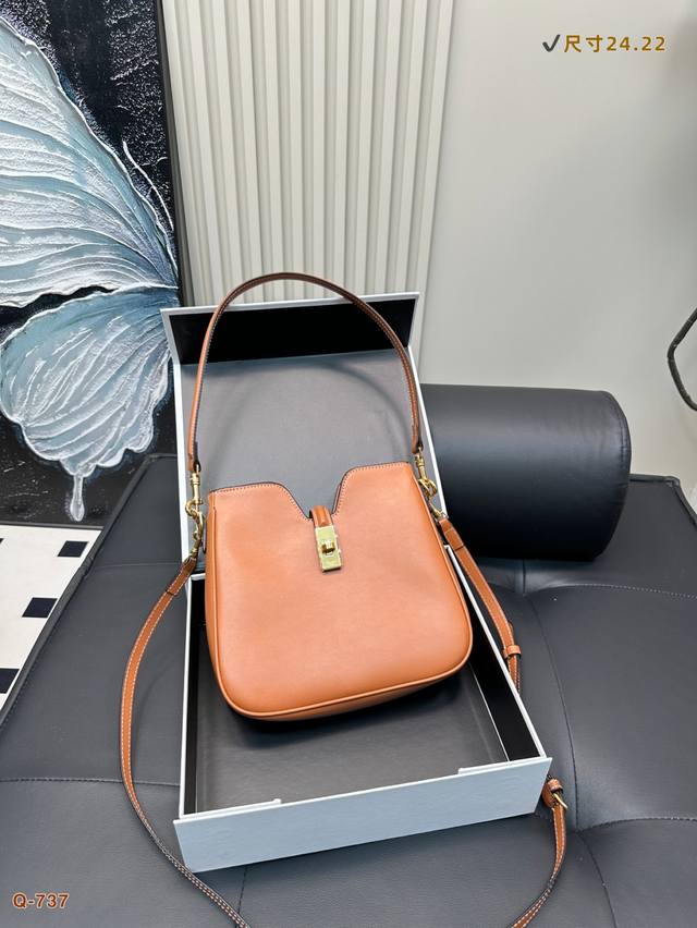 配折叠盒 赛琳Celine 全新腋下包 Camille雙肩帶設計可以腋下，亦可以斜孭心容量實用，設計輕巧 尺寸：24.22