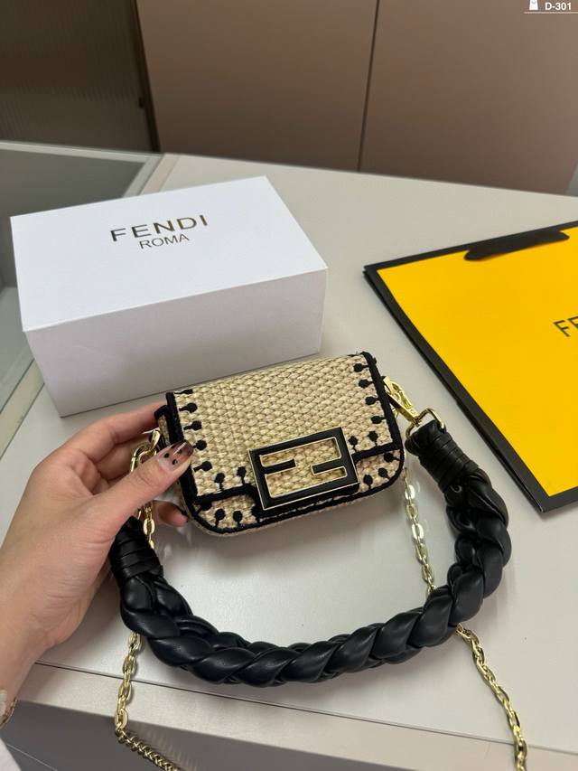 Fendi 芬迪 拉菲草吊饰用翻盖超大Ff磁扣迷你单肩包 夏季最火的的一个出游单品非草编包莫属了.实在太可爱.可度假可通勤Ydld-301尺寸13×8折叠盒