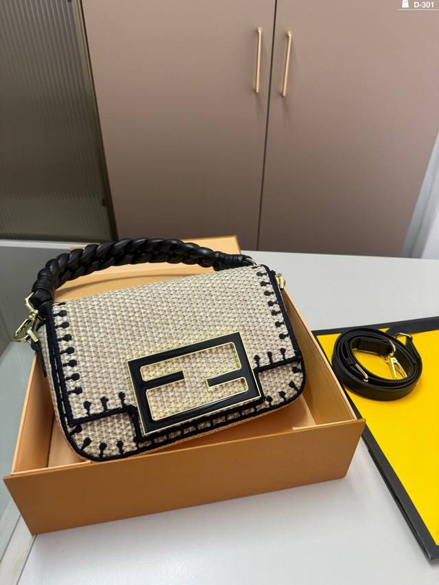 Fendi 芬迪 拉菲草吊饰用翻盖超大Ff磁扣单肩包 夏季最火的的一个出游单品非草编包莫属了.实在太可爱.可度假可通勤Ydld-301尺寸21×15折叠盒