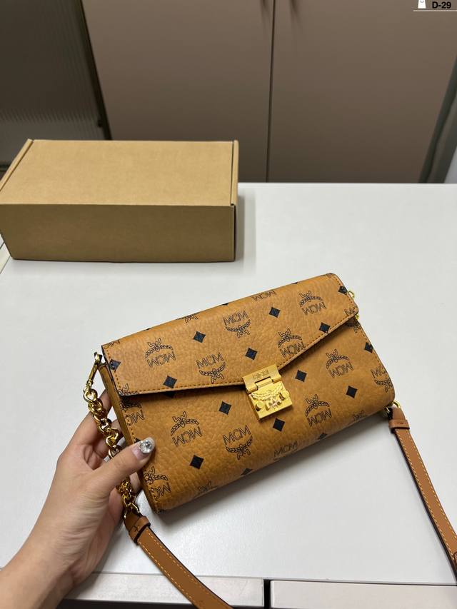 链条款 Mcm信封锁扣包，链条可以拆卸得哦 可当挎包手包，原版五金Logo 人性化设计3夹层 手机零钱一个小包搞定 D-29尺寸23×15飞机盒
