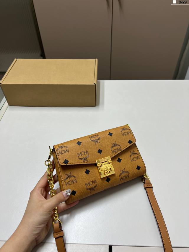 链条款 Mcm信封锁扣包，链条可以拆卸得哦 可当挎包手包，原版五金Logo 人性化设计3夹层 手机零钱一个小包搞定 D-29尺寸18×12飞机盒