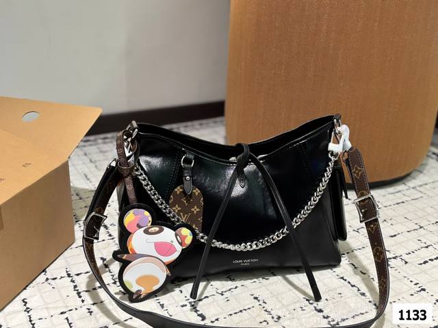 配挂件 Lv Carrall小号牛皮] .,暗黑学院风 暗黑机车风 今日份的酷感Cool风暴，由Lv的Carryall黑色羊皮包 包引领 让你轻松成为酷酷日女孩