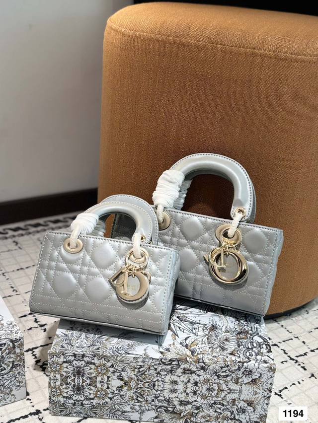 配盒 迪奥Lady横版戴妃包 2025Dior款新包型 两根包带 我喜欢短的那根～ 一只很“我”的包爱了 尺寸:22Cm 16Cm