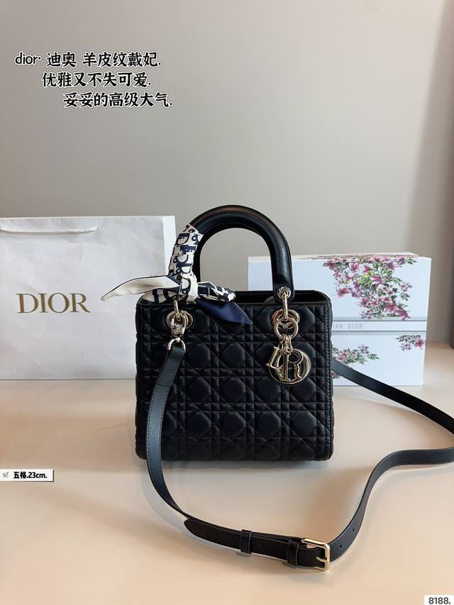 配包装. 迪奥戴妃，Dior高端品质，可随意对比专柜细节，独家出货，高版本第一批定制爆款 与专柜一样哦！磨砂品质 现货在售实拍图一组，我们的版本看实拍 更有寓意