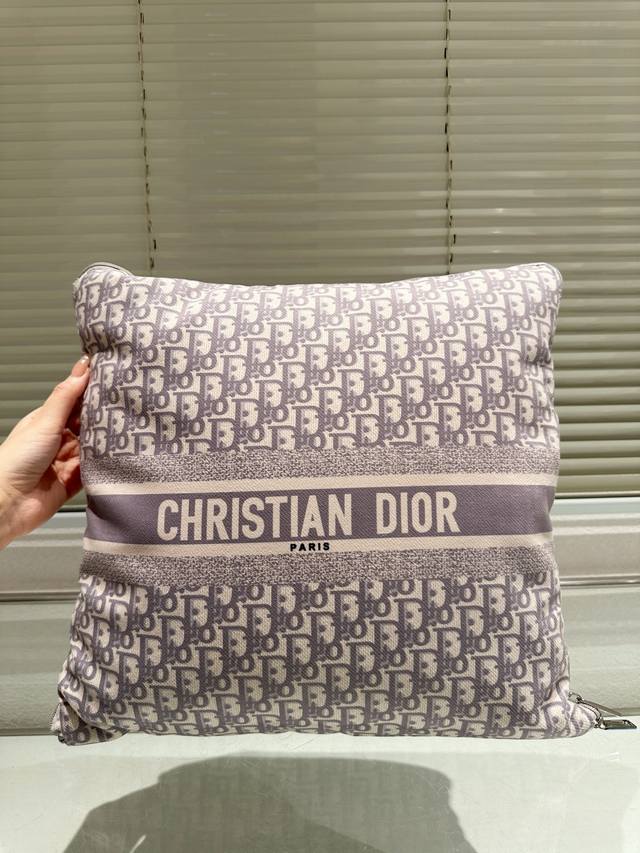 相信我迪奥的美不仅此而已 天我要隆重的po出来这款限量抱枕 可能很多小伙伴不知道迪奥有家具线哦，这款抱枕的图案跟Holidagiftbox是一样的花纹。实物比照