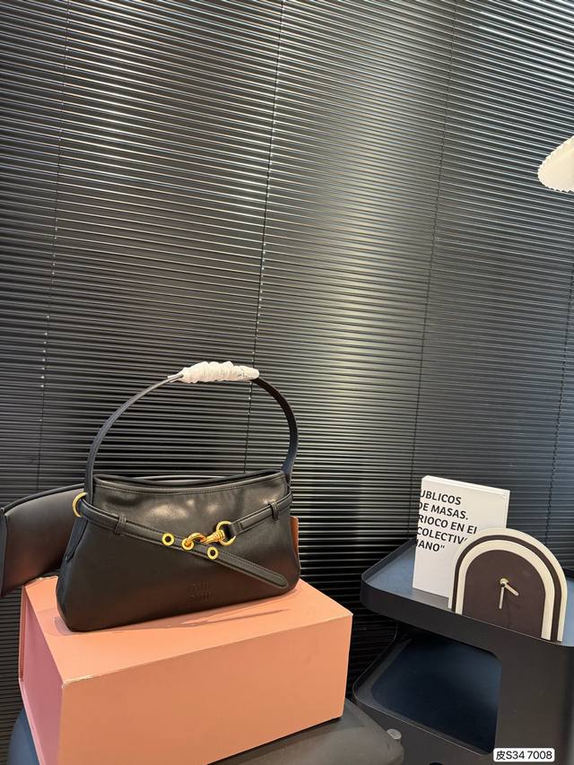 配盒子 纯皮 缪缪腋下 要么说今年Miumiu确实“妖”呢 不得不承认Miumiu现在的产品越来越受欢迎了，不仅仅女生的适龄段继续年轻化，男生的关注度也越来越高