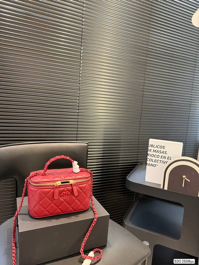 配折叠盒子 香奈儿化妆包 我觉得吧，每个爱化妆的妹子都应该有个化妆包， 出门拿上就可以走， 里面装上我们最常用的化妆品， 再也没有出门忘带口红的烦恼啦。 尺寸：