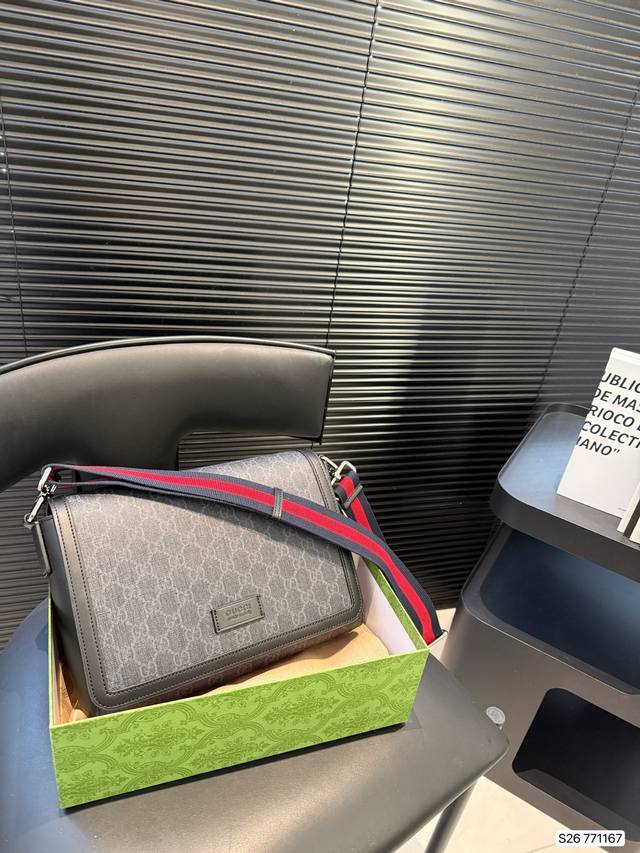 配盒子 酷奇邮差包！ 简单的搭配就很帅气！ 不容易撞包的款式 男女通用 尺寸27 20 货号771167