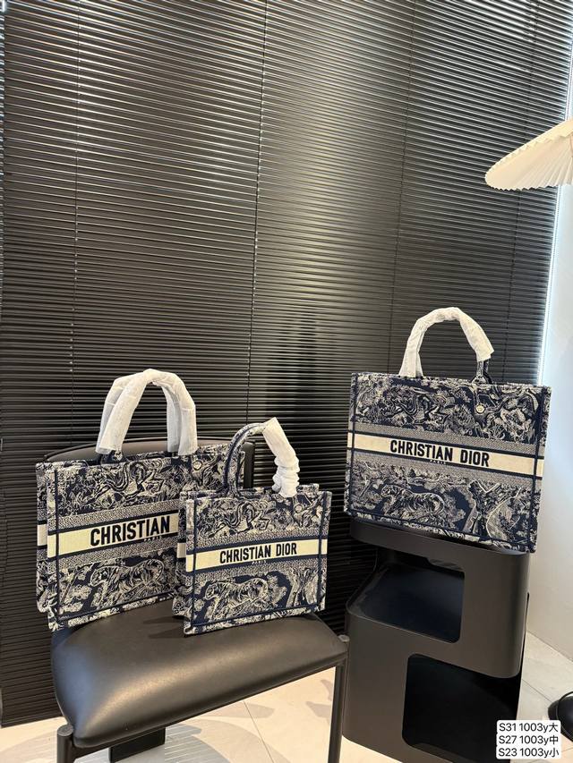 大号 中号 小号 配盒 Dior迪奥托特 限定刺绣托特包。 走秀款超美.艺术品的既视感.数量稀少 尺寸：大号42 35 中号36 27 小号27 21.5 货号
