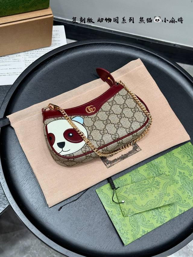 礼盒包装 复刻版 牛皮 Size：18 10Cm Gucci 可可爱爱新款迷你小麻将 动物园系列 熊猫Mini链条包 容量也是可以 我的天哪！太好看了吧！ 超级
