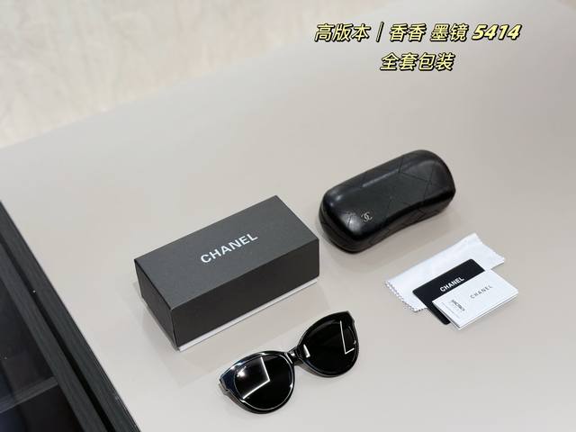 全套包装 徐璐同款香奈儿5414 顶部的Chanel字母 设计，戴上是相当个性。上方下圆的这种镜框，可以很好的适配各种脸型、显脸小长脸 瓜子脸 圆脸都适合今年比