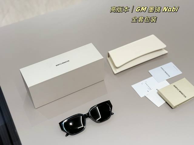 全套包装 张云龙同款 Gm墨镜Nabi 长中庭天菜 超有个性的中框型墨鏡 适合任意脸型 修饰颧骨高，炒鸡显脸小 日常出门或者旅游度假都可以