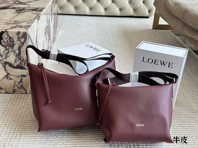 New Loewe Cubi单肩斜挎包是--款容量大且柔软的手带 袋，采用柔软光滑的小牛皮制成，配有 提花字体肩带。斜挎单肩、肩带调节。可当短期旅行袋 哦，可放