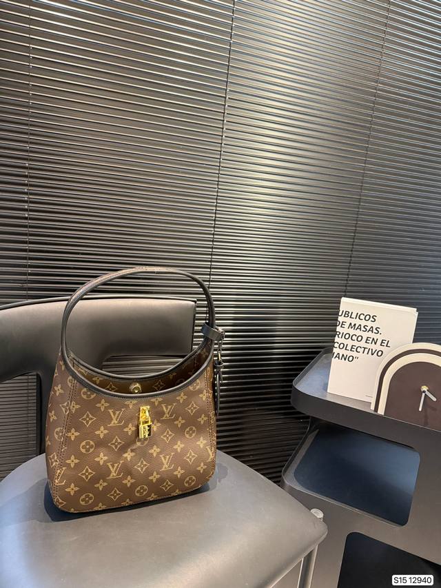 春夏出街绝配 Lv新款 The Drop手袋灵感来源于Flower Hobo°手袋 经典老花搭配锁头点缀，小巧精致又复古优雅容量超大，通勤旅游全搞定搭配珍珠包挂