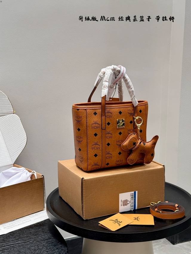 配礼盒 带挂件 再次升级! Mcm 经典菜篮子 越看越可爱 经典配色 容量日常出门没毛病 手机 钥匙 钱包都能轻松放下 颠覆我对迷你包的概念 爱了爱了 可斜挎可 配礼盒 带挂件 再次升级! Mcm 经典菜篮子 越看越可爱 经典配色 容量日常出门没毛病 手机 钥匙 钱包都能轻松放下 颠覆我对迷你包的概念 爱了爱了 可斜挎可