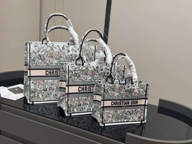 配折叠盒丝巾 Dior 原版布提花 Dior Book Tote今年最喜欢的一款购物袋 Tote我用的次数最多的包 迪奥因为容量超级大 不管什么东西都向里面放