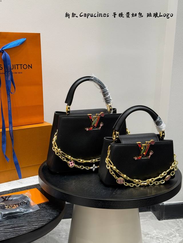 礼盒包装 Lv Capucines 贵妇包手提包 链条包 作为Lv代表性高定包款之一的Capucines手袋，每一季都会尝试不同的设计，并搭配新配色、新材质与新