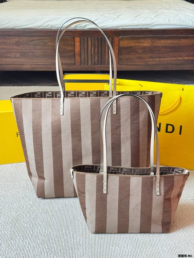 原版布 Fendi Roll Bag Fendi新品Roll Bag 两个尺寸,轻盈实用 双面设计 一面Ff老花,一面pequin条纹 尺寸: 37 35Cm 原版布 Fendi Roll Bag Fendi新品Roll Bag 两个尺寸,轻盈实用 双面设计 一面Ff老花,一面pequin条纹 尺寸: 37 35Cm