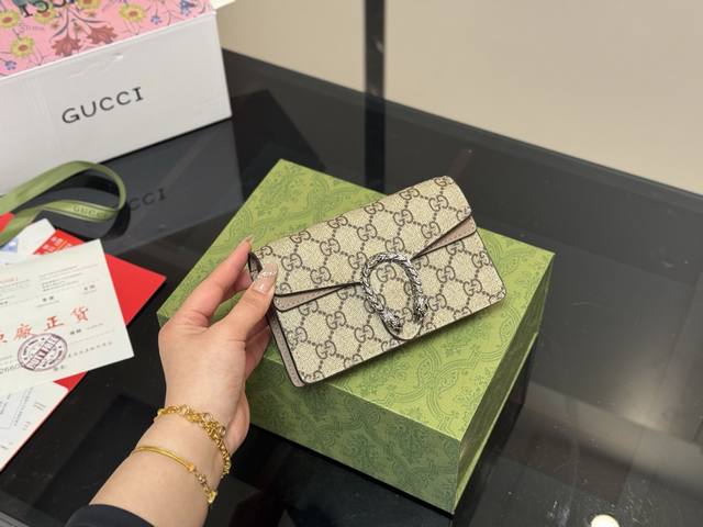 配飞机盒折叠盒 Size：16.5Cm 古奇酒神包包 经典！经典款式！ 经典老花搭配鹿皮 超级好背！百搭！ 上身超级有气质！ 超级难买哦！