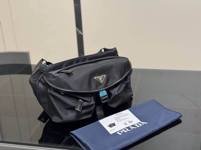 Size：30*20Cm 普拉达 男胸包 邮差包 干净利落又帅气 工装风格的胸包 斜挎包 让人欲罢不能 这款胸包 邮差包的设计真的很独特 超级有质感！