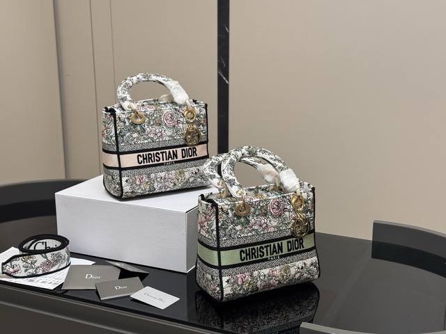 配折叠盒 Size：24*20Cm 迪奥 刺绣戴妃包 现代休闲且优雅 刺绣宽肩带 特别！特别！！！