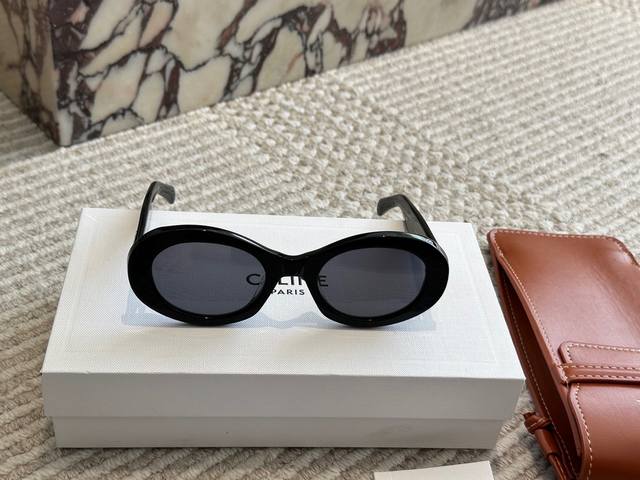 配全套包装# 姐妹们！吹爆这个墨镜啦！ Celine 凯旋门眼镜 墨镜 真的太百搭太好看了！ 个人认为适合所有的脸型 而且上脸非常显脸小 不像传统墨镜方大无特点