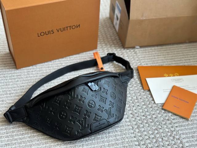 原版牛皮 Lv胸包送男朋友专属酷酷酷 此款Discovery腰包由Monogram Eclipse帆布制成,兼具休闲时尚气质与现代功能性。造型符合人体工学原理，