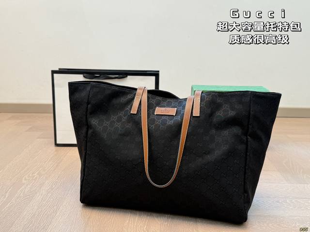 酷奇 Gucci托特包 质感很高级 容量超级大也很耐用 日常出街背它回头率百分百 就是这种随性慵懒感 尺寸43 33