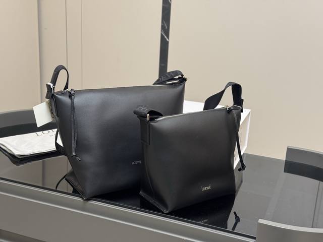 配折叠盒 Loewe Loewe 罗意威 小牛皮福袋单肩包斜跨女包 Loewe家比较低调的一个款式 小牛皮皮质超柔软自重又很轻 而且容量很大肩带可以调节能单肩斜