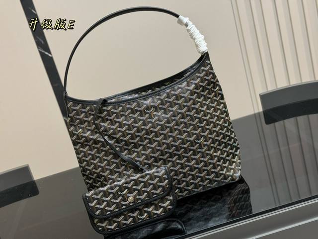 Size：32*25Cm 戈雅 新品Hobo腋下包 完美1:1定制 从头到尾全部都是客订哦！ Hobo太适合通勤啦！ 搜索戈雅 购物袋