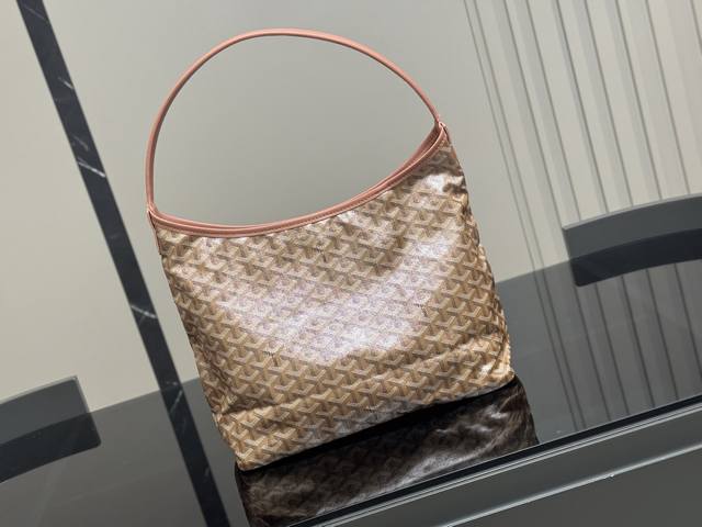 无盒 升级版 Size：32*25Cm 戈雅 新品Hobo腋下包 Goyard珠光粉太少女啦 真是又高级又很少女心 皮料 皮料 做工都升级哦！ 从头到尾全部都是