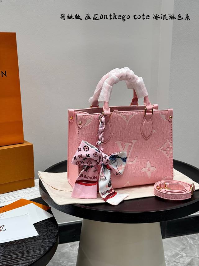 全套礼盒 带丝巾！全钢五金 Size： 25*20Cm 小 压花丛林托特质量超好 懂货来 整个包都是牛皮品质 真的是太高级啦！ 冰淇淋色 这个颜色太惊艳啦！ 搜