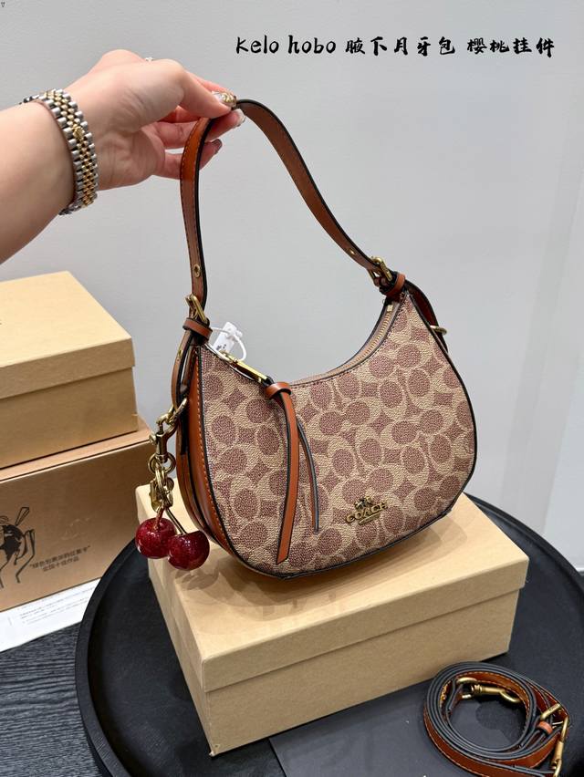 礼盒包装 带樱桃挂件 Coach 蔻驰二月新品 Kelo Hobo！腋下包 月牙包 ！啊啊啊啊救命 蔻驰太会了吧 迷你小汉堡 又纯又欲 时髦精必备！新款 精致轻