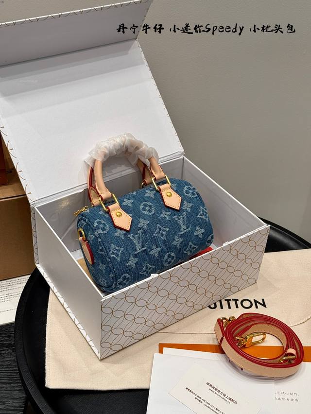 配礼盒 Size：Mini 16*10Cm 丹宁牛仔 Lv Speedy16 Nano迷你枕头包 新款的肩带可以调节拆卸； 线条精致，小巧轻便又时尚～ 细节质感