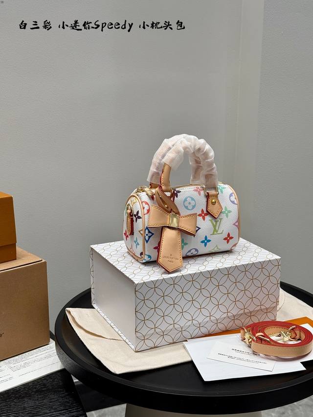 配礼盒 Size:Mini 16*10Cm 村上隆联名白三彩 Lv Speedy16 Nano迷你枕头包 新款的肩带可以调节拆卸; 线条精致,小巧轻便又时尚~ 配礼盒 Size:Mini 16*10Cm 村上隆联名白三彩 Lv Speedy16 Nano迷你枕头包 新款的肩带可以调节拆卸; 线条精致,小巧轻便又时尚~