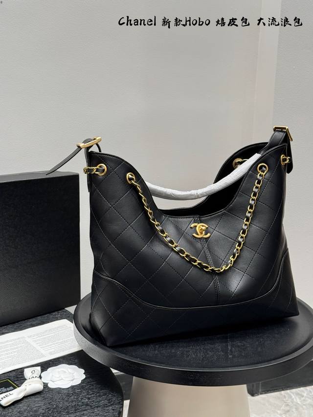 带礼盒 Chanel香奈儿 新款Hobo腋下嬉皮包、高级感十足、经典不过时 今天必须要炫耀一下这只小香流浪包大托特包Tote~ 黑棕配色太高级啦,经典的菱格纹设 带礼盒 Chanel香奈儿 新款Hobo腋下嬉皮包、高级感十足、经典不过时 今天必须要炫耀一下这只小香流浪包大托特包Tote~ 黑棕配色太高级啦,经典的菱格纹设