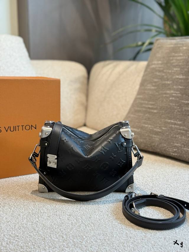 Lv最新款Side Trunk“箱子包 Lv最新款Side Trunknew 纯黑色软皮手感特别舒服~ 浮雕Logo更加高级有质感 又酷又飒24Cm 双盒