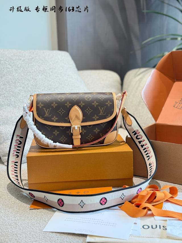 专柜同步163芯片版 Lv新款Diane老花法棍包走秀款单肩斜挎腋下包搭配花卉刺绣肩带 全钢五金 尺寸：24*15*9Cm 配2个肩带 都可以拆卸 图片全套包装