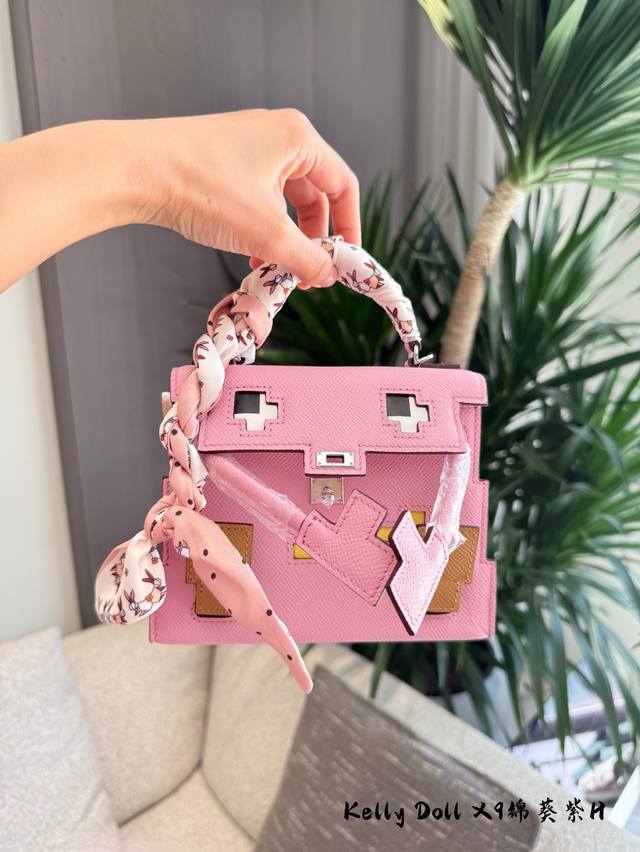 爱马仕Kelly Doll 尺寸 廿犬 Size:1 8X6X1 5Cm 都说炫富炫车不如炫娃娃 在炫的这一点 0 Blind Stitch技术需要高超的手工技